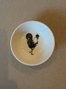 White Ceramic Rooster Serving Bowl - Classic Farmhouse Style